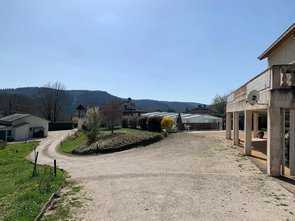 Rez de Piscine, 10 Personnes - RÊVE DE PAPILLON et À L'étage, 5 Personnes - NID D'ÉTOILES, Il s'agit bien de deux gîtes individuels qui sont reliés par un escalier interne, cela permet a une grande famille de louer les deux gîtes Saint-Géry Appartement