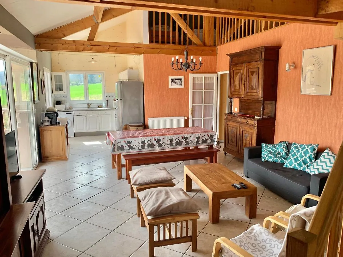 Rez de Piscine, 10 Personnes - RÊVE DE PAPILLON et À L'étage, 5 Personnes - NID D'ÉTOILES, Il s'agit bien de deux gîtes individuels qui sont reliés par un escalier interne, cela permet a une grande famille de louer les deux gîtes Saint-Géry Appartement
