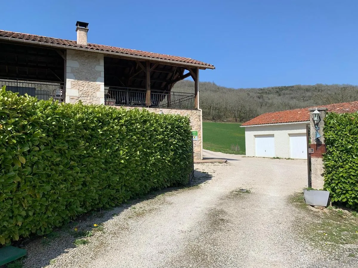 Rez de Piscine, 10 Personnes - RÊVE DE PAPILLON et À L'étage, 5 Personnes - NID D'ÉTOILES, Il s'agit bien de deux gîtes individuels qui sont reliés par un escalier interne, cela permet a une grande famille de louer les deux gîtes Saint-Géry 0*,  France